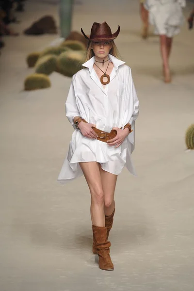 Look 15